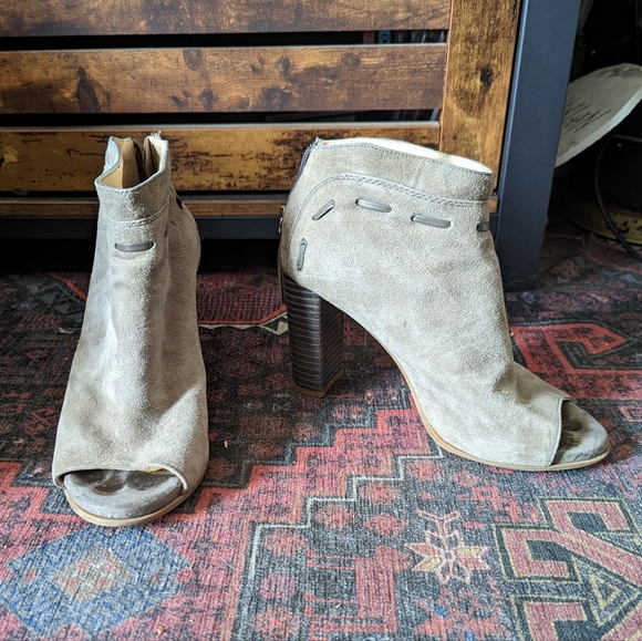 Shoes - Picture 2 of 8